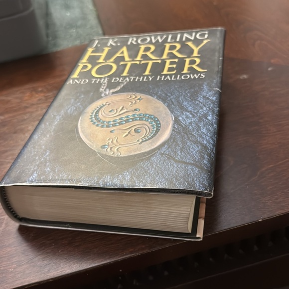 Harry Potter and the Deathly Hallows adult cover art - Picture 3 of 3